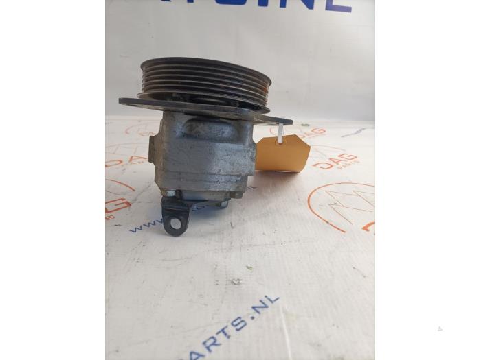 Power steering pump from a Land Rover Discovery IV (LAS) 3.0 SD V6 24V 2013