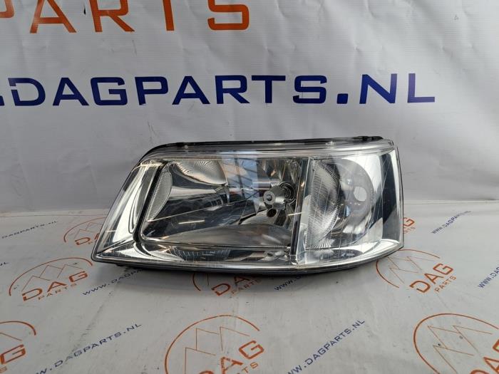 Używane Reflektor lewy Volkswagen Transporter/Caravelle T5 2.5 TDi Cena € 45,00 Procedura marży oferowane przez Dag Parts