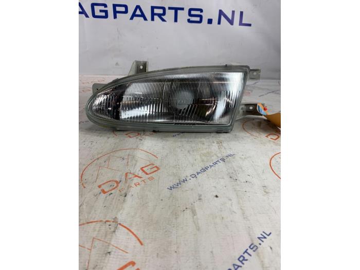 Używane Reflektor prawy Hyundai Accent II/Excel II/Pony 1.3i 12V Cena na żądanie oferowane przez Dag Parts