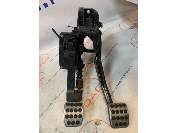 Używane Pedal hamulca Mercedes B (W245) 2.0 B-180 CDI 16V Cena € 50,00 Procedura marży oferowane przez Dag Parts