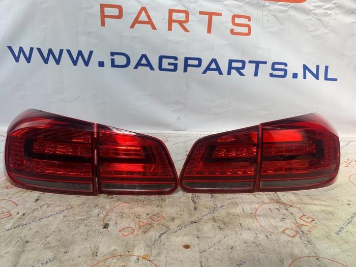 Taillight bar left and right from a Volkswagen Tiguan (5N1/2) 2.0 TDI 16V 4Motion 2016