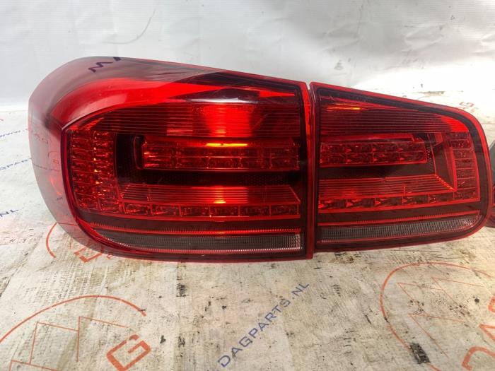Taillight bar left and right from a Volkswagen Tiguan (5N1/2) 2.0 TDI 16V 4Motion 2016