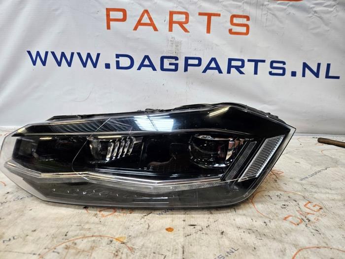Używane Reflektor lewy Volkswagen Polo VI (AW1) 1.0 12V BlueMotion Technology Cena na żądanie oferowane przez Dag Parts