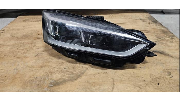 Używane Reflektor prawy Audi A5 (8T3) 1.8 TFSI 16V Cena € 700,00 Procedura marży oferowane przez Dag Parts