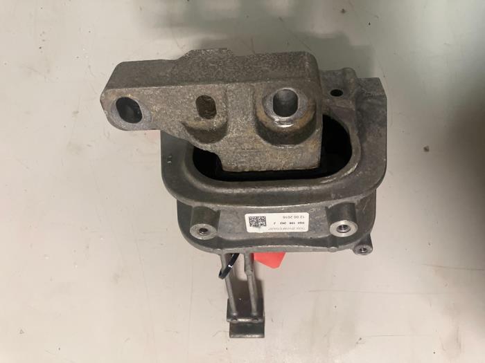 Engine mount from a Volkswagen Passat Variant (3G5) 2.0 TDI 16V 190 2016