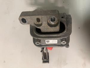 Engine mount from a Volkswagen Passat Variant (3G5) 2.0 TDI 16V 190 2016