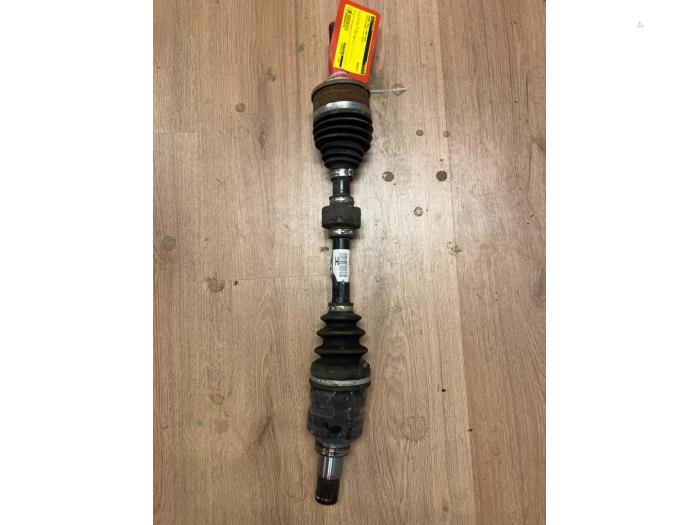 Front drive shaft, left from a Toyota Auris (E18) 1.8 16V Hybrid 2016