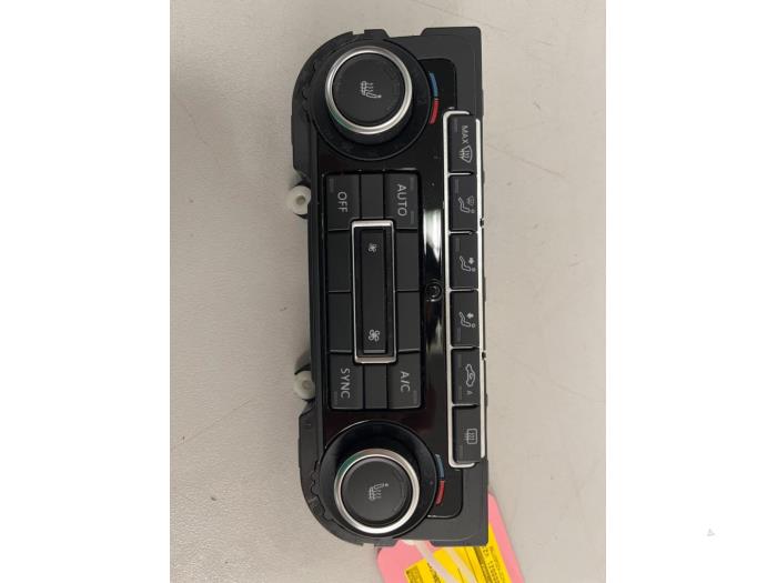 Air conditioning control panel from a Volkswagen Golf Plus (5M1/1KP) 1.2 TSI BlueMOTION 2013