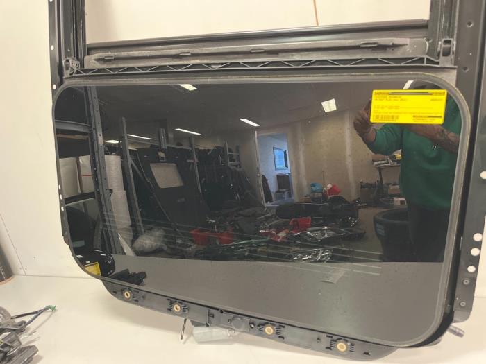 Sunroof mechanism from a Volkswagen Golf Plus (5M1/1KP) 1.2 TSI BlueMOTION 2013