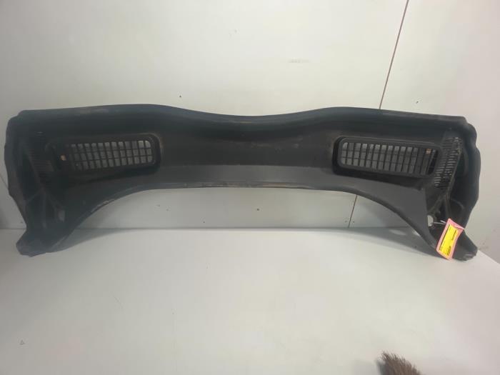Cowl top grille from a Ford Kuga II 1.5 EcoBoost 16V 182 4x4 2017
