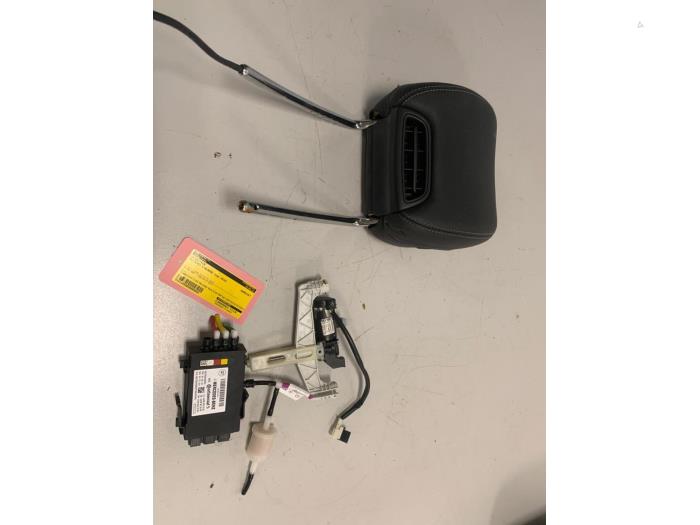 Używane Zaglówek Mercedes E AMG (R238) 3.0 E-53 AMG EQ Boost 24V 4-Matic+ Cena € 299,99 Procedura marży oferowane przez DVZ Carparts