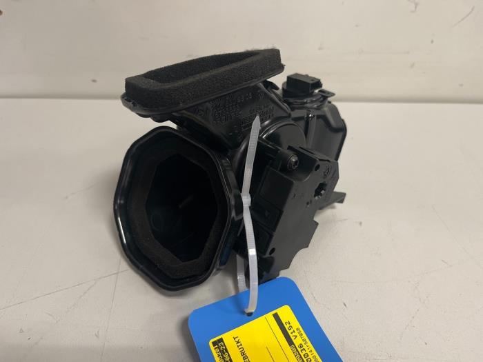 Begagnade Lufttratt Mercedes C (W205) C-220d 2.0 Turbo 16V Pris € 21,18 Inklusive moms erbjuds av DVZ Carparts