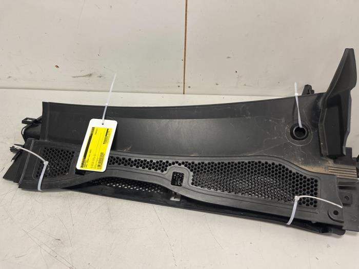Cowl top grille from a Opel Corsa F (UB/UH/UP) 1.2 12V 75 2022