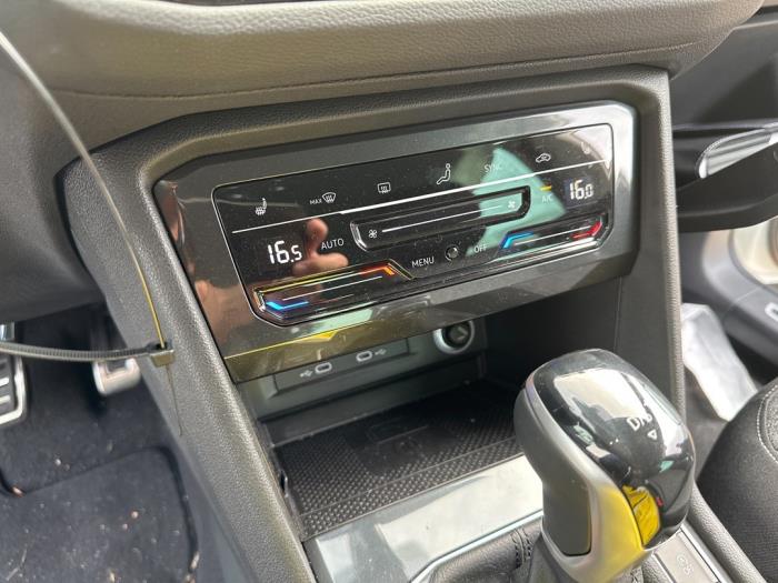 Air conditioning control panel from a Volkswagen Tiguan (AD1) 1.5 TSI 16V Evo BlueMotion Technology 2023