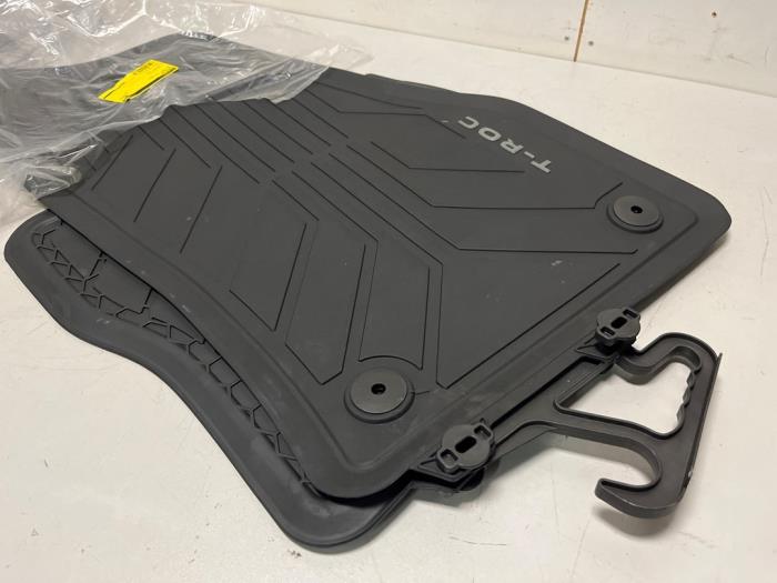 Set of mats from a Volkswagen T-Roc 2.0 R TSI 16V 4Motion 2023