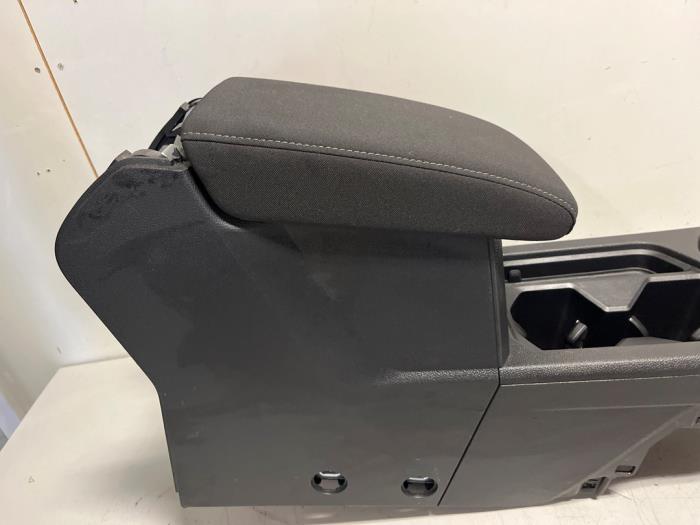 Middle console from a Volkswagen Tiguan (AD1) 1.5 TSI 16V Evo BlueMotion Technology 2019