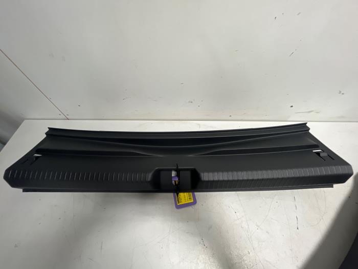 Luggage compartment trim from a Volkswagen Golf VIII (CD1) 1.5 TSI BlueMotion 16V 2023
