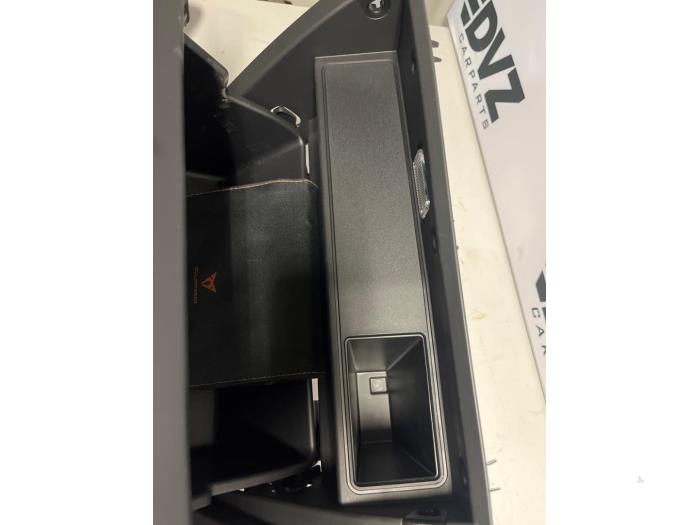 Glovebox from a Seat Leon Sportstourer (KLF) 1.5 eTSI 16V 2023