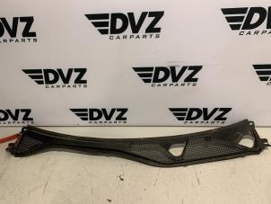 Used Cowl top grille Renault Twingo III (AH) 1.0 SCe 70 12V Price € 39,99 Margin scheme offered by DVZ Carparts