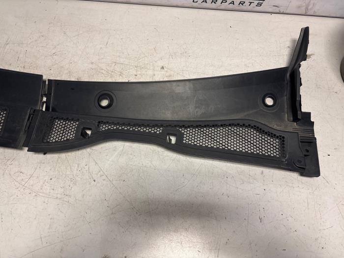 Cowl top grille from a Opel Corsa F (UB/UH/UP) 1.2 Turbo 12V 100 2023