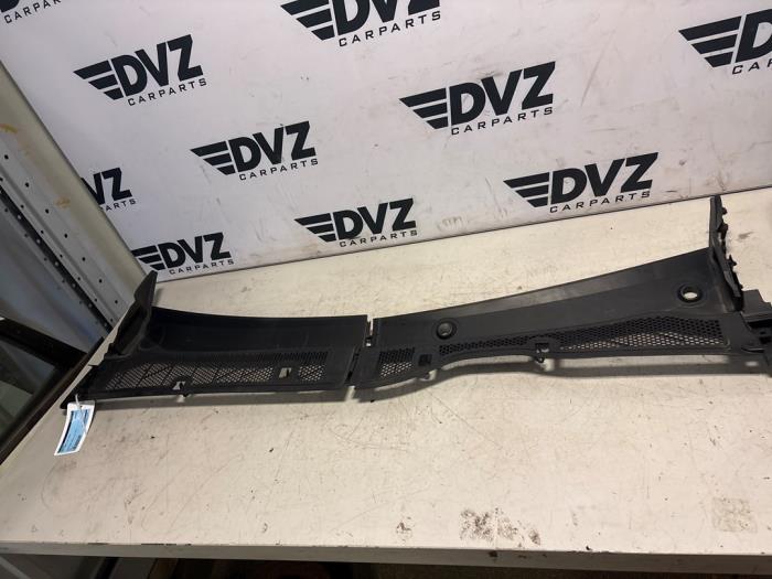 Cowl top grille from a Opel Corsa F (UB/UH/UP) 1.2 Turbo 12V 100 2023