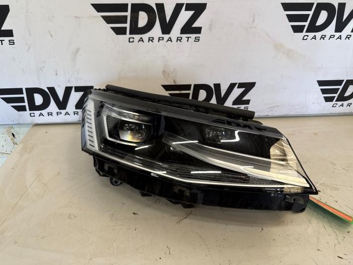 Używane Reflektor prawy Volkswagen Multivan T7 1.4 eHybrid 16V Cena € 650,00 Z VAT oferowane przez DVZ Carparts