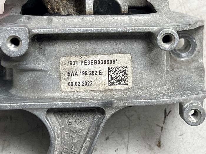 Engine mount from a Cupra Leon Sportstourer (KLCF) 2.0 TSI 16V 4Drive 2022