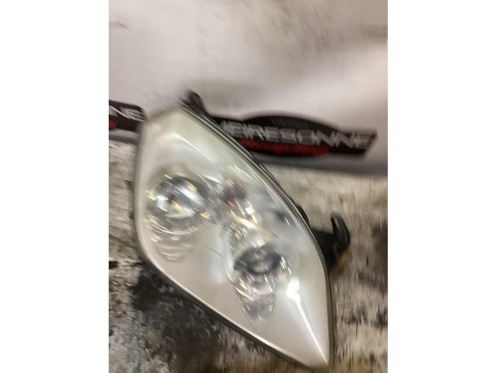 Używane Reflektor prawy Opel Tigra Twin Top 1.4 16V Cena € 60,50 Z VAT oferowane przez Autoafbraak Meiresonne