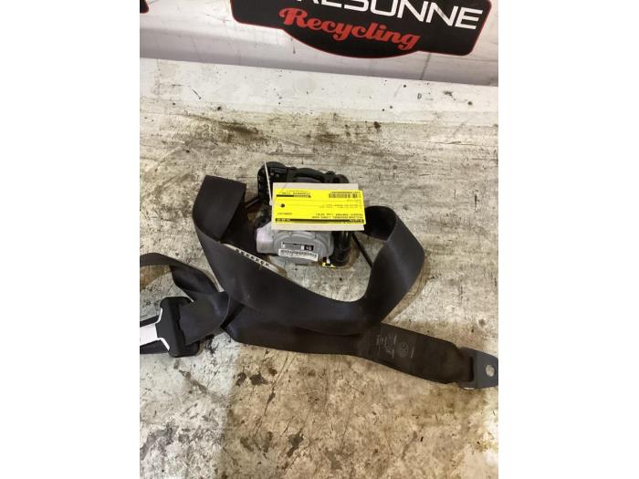 Front seatbelt, left from a Peugeot Partner (GC/GF/GG/GJ/GK) 1.6 BlueHDi 100 2016