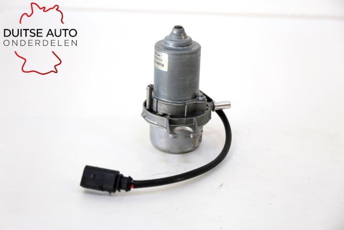 Brake servo vacuum pump from a Audi Q2 (GAX) 1.0 30 TFSI 12V 2019