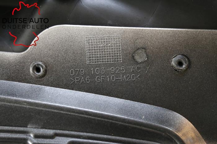 Engine cover from a Audi S8 (D4) 4.0 V8 TFSI 32V 2013
