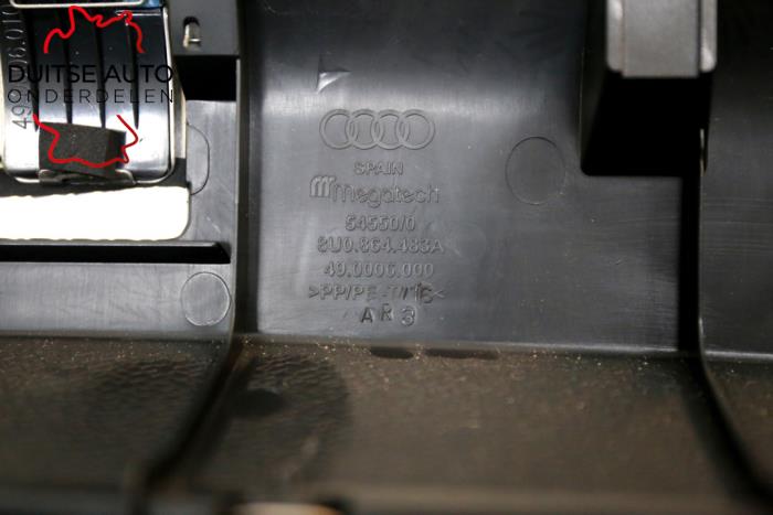 Cubierta de receptor de cerradura detrás de un Audi Q3 (8UB/8UG) 2.0 TDI 16V 163 Quattro 2011
