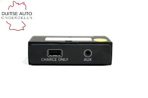 Używane Zlacze AUX/USB Audi A5 (F53/F5P) 2.0 40 TDI 16V Quattro Cena € 99,99 Z VAT oferowane przez Duitse Auto Onderdelen