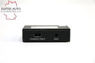 Używane Zlacze AUX/USB Audi Q7 (4MB/4MG) 3.0 TDI V6 24V Cena € 99,99 Z VAT oferowane przez Duitse Auto Onderdelen