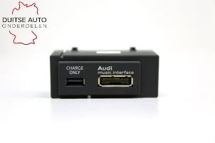 Używane Zlacze AUX/USB Audi A3 Limousine (8VS/8VM) 1.8 TFSI 16V Cena € 99,99 Z VAT oferowane przez Duitse Auto Onderdelen