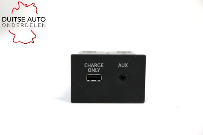 Conexión AUX-USB de un Audi A6 (C7) 3.0 TDI V6 24V Quattro 2016