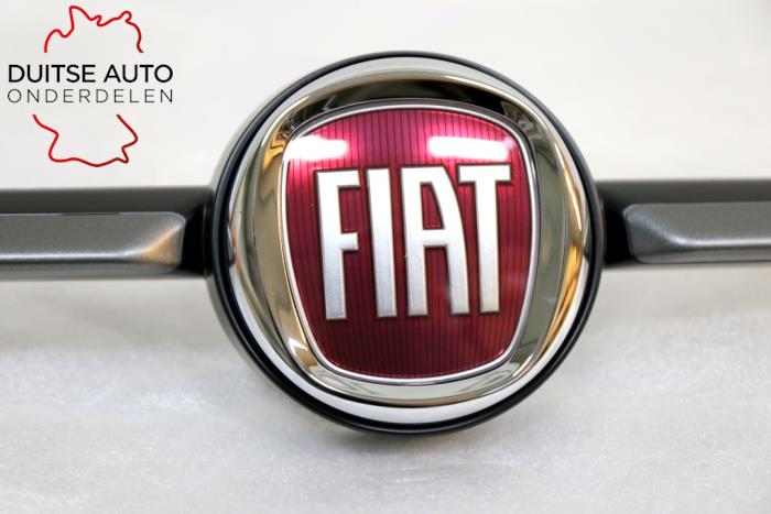 Grillleiste van een Fiat 500 (312) 1.3 MJTD 16V 2019