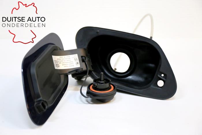 Tank cap cover from a Volkswagen Golf VII (AUA) 1.4 TSI 16V 2016