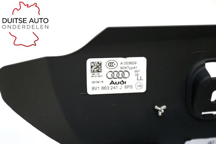 Middle console from a Audi A3 (8V1/8VK) 1.6 TDI 16V 2017