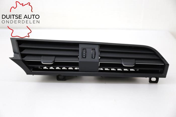 Rejilla de aire de salpicadero de un Audi Q3 (F3B) 2.0 35 TDI 16V Quattro 2020