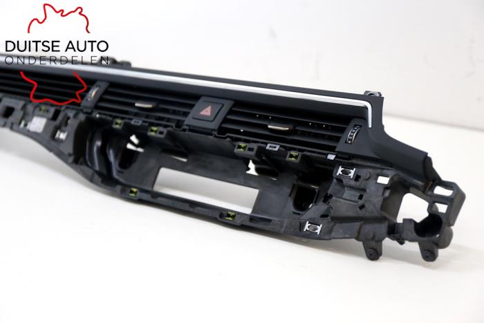 Dashboard vent from a Audi A5 Sportback (F5A/F5F) 2.0 40 TFSI Mild Hybrid 16V 2020