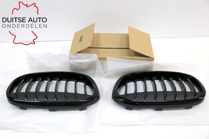 Nya Grill BMW X1 (F48) sDrive 18i 1.5 12V TwinPower Turbo Pris € 151,25 Inklusive moms erbjuds av Duitse Auto Onderdelen