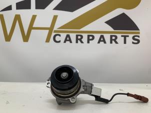 Usagé Pompe à eau Volkswagen Golf VII (AUA) 2.0 GTD 16V Prix € 72,60 Prix TTC proposé par WH Carparts