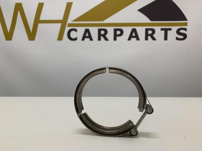 Muffler pipe connector clamp