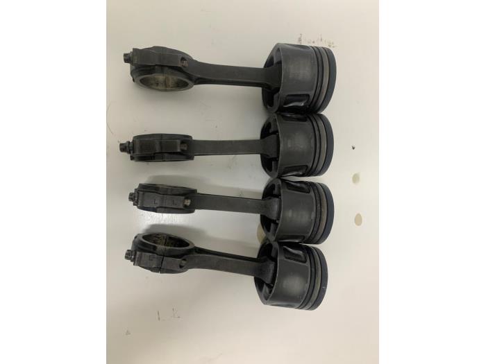 Usados Pistón Ford Transit 2.2 TDCi 16V RWD Precio € 242,00 IVA incluido ofrecido por WH Carparts