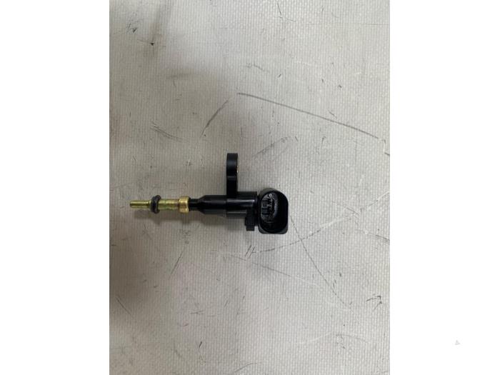 Engine temperature sensor from a Volkswagen Golf VII (AUA) 2.0 GTD 16V 2018