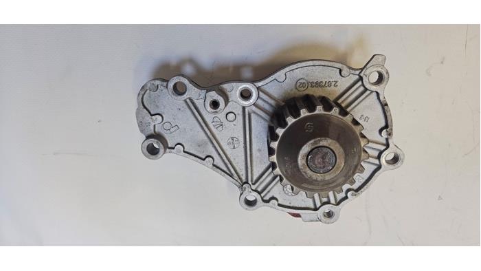 Używane Pompa wodna Ford Fiesta 7 1.5 TDCi 85 Cena € 30,25 Z VAT oferowane przez WH Carparts
