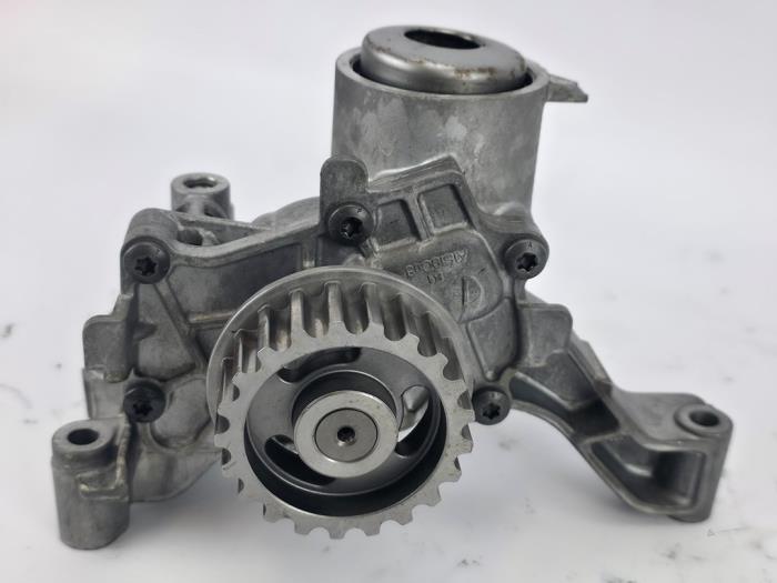 Używane Pompa oleju Ford Focus 4 1.0 Ti-VCT EcoBoost 12V 125 Cena € 72,60 Z VAT oferowane przez WH Carparts
