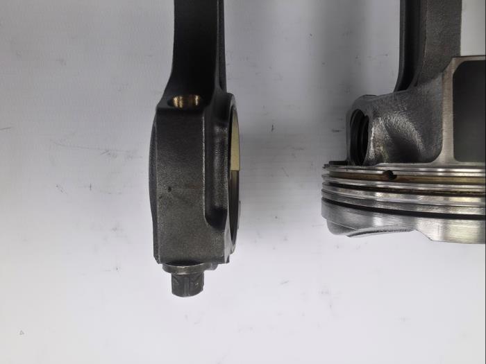 Usados Pistón Ford Focus 3 1.5 EcoBoost 16V 150 Precio € 169,40 IVA incluido ofrecido por WH Carparts