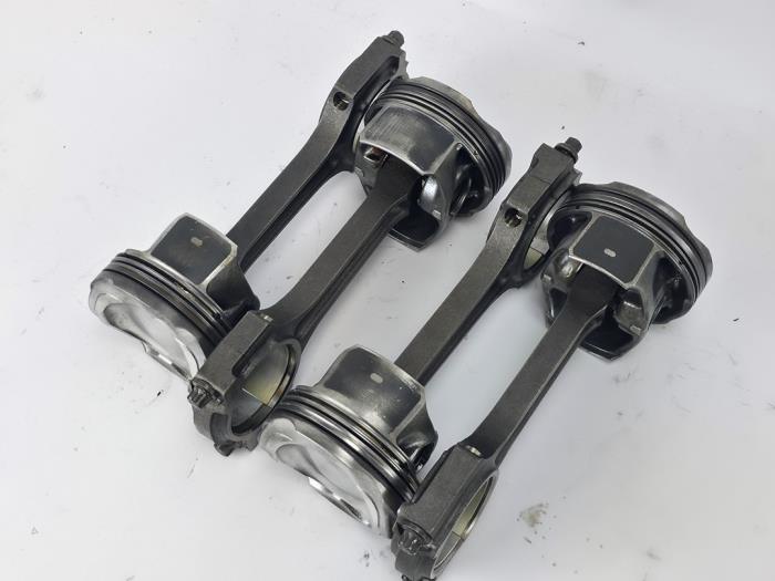 Usagé Piston Ford Focus 3 1.5 EcoBoost 16V 150 Prix € 169,40 Prix TTC proposé par WH Carparts